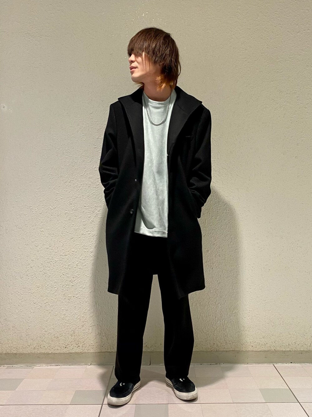 「Junred、シンプル、きれいめカジュアル、カジュアルコーデ、ゆるコーデ、モノトーン、カジュアル、チェスターコート、ワイドパンツ、グリーン」｜「JUNREDのウーリータッチ スタンドコート（ステンカラーコート、ブラック系）」を使った、ササキさん（メンズ・171cm）の冬コーディネートの1枚目の写真