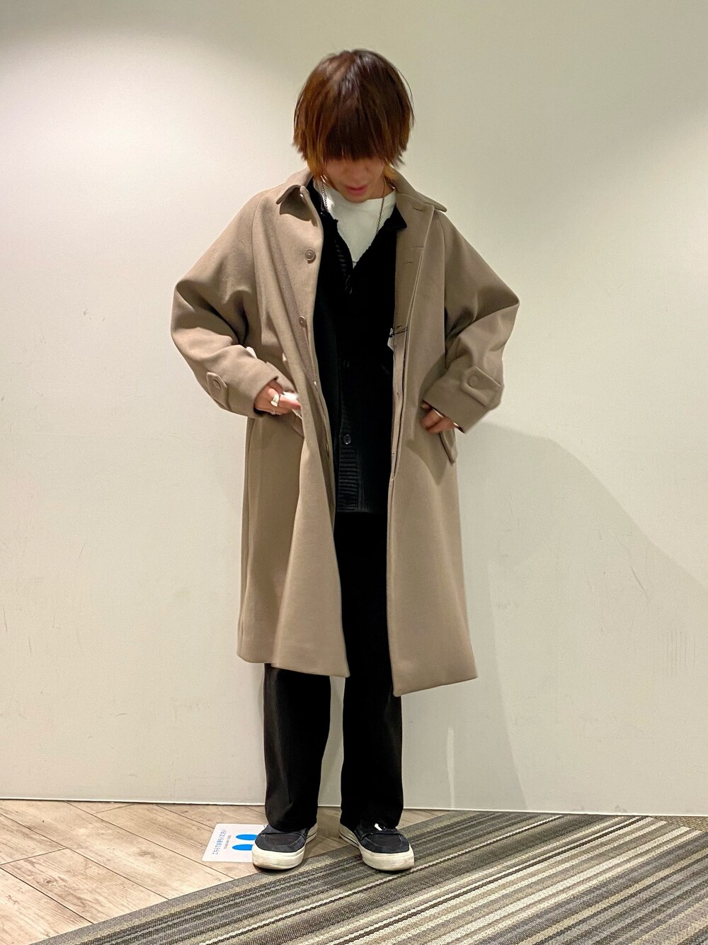 「Junred、オーバーサイズ、ドルマン、ドルマンコート、チェスターコート、カジュアルコーデ、大人コーデ、きれいめカジュアル、冬のコーデ、ラフ」｜「JUNREDの【トレンド見えコート 待望の再登場！】ドルマンステンカラーコート（ステンカラーコート、ベージュ系）」を使った、ササキさん（メンズ・171cm）の冬コーディネートの1枚目の写真