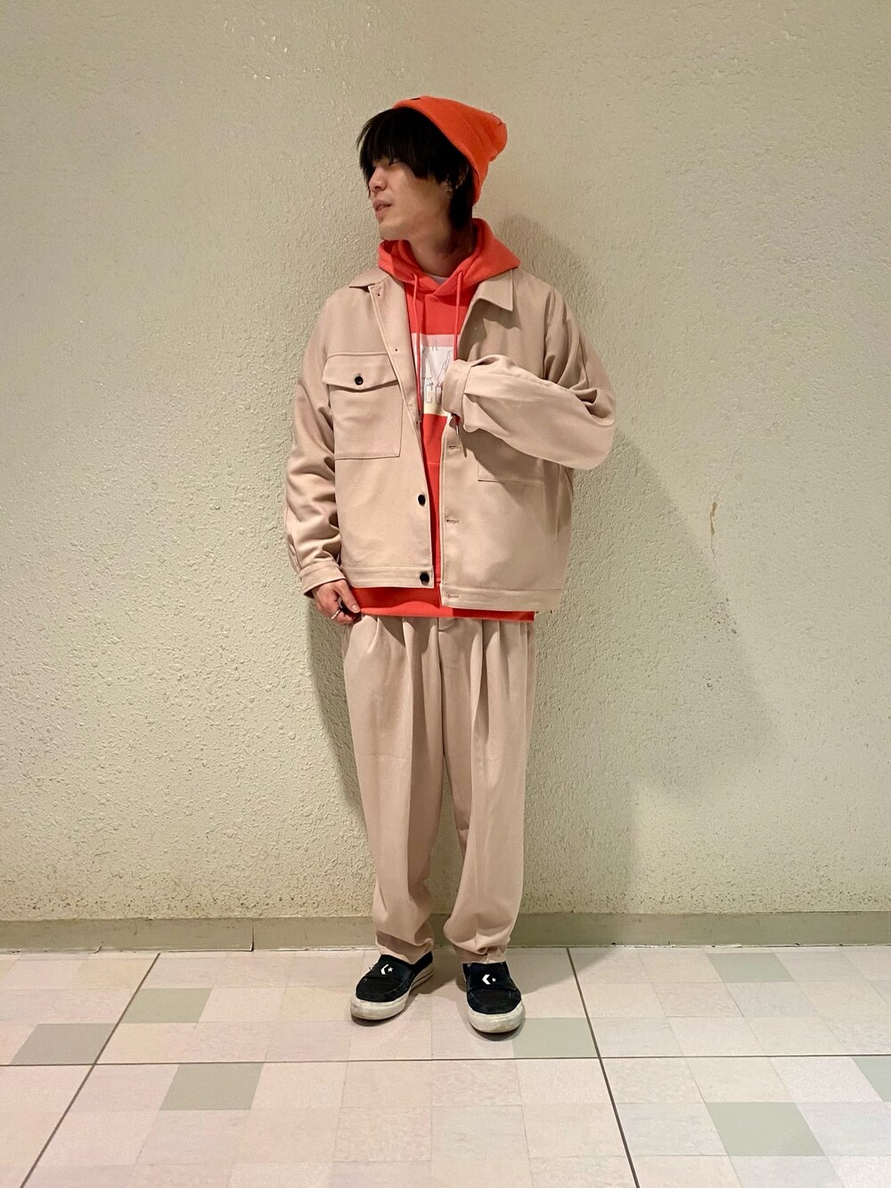 「セットアップ、Junred、ワントーンコーデ、ベージュコーデ、ベージュ、バルーンパンツ、ワイドパンツ、シンプルコーデ、カジュアルコーデ、ビーニー」｜「JUNREDのショートビーニー（ニットキャップ/ビーニー、オレンジ系）」を使った、ササキさん（メンズ・171cm）の冬コーディネートの1枚目の写真