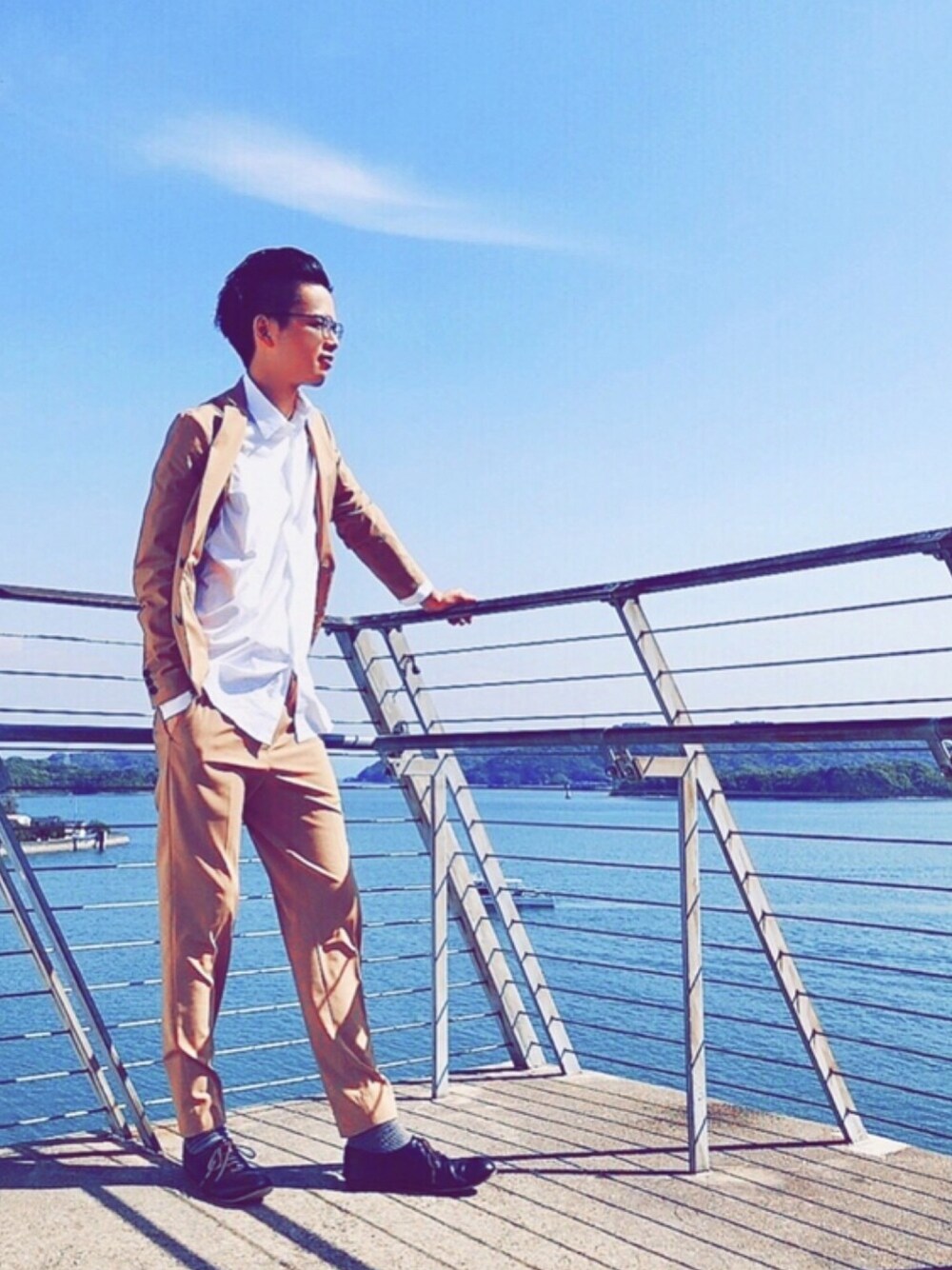 「海、デート、セットアップ、セットコーデ、メガネ男子、海岸」｜「Lui'sのアイテム（ドレスシューズ、ブラック系）」を使った、limitsyunsukeさん（メンズ・175cm）の春コーディネートの1枚目の写真