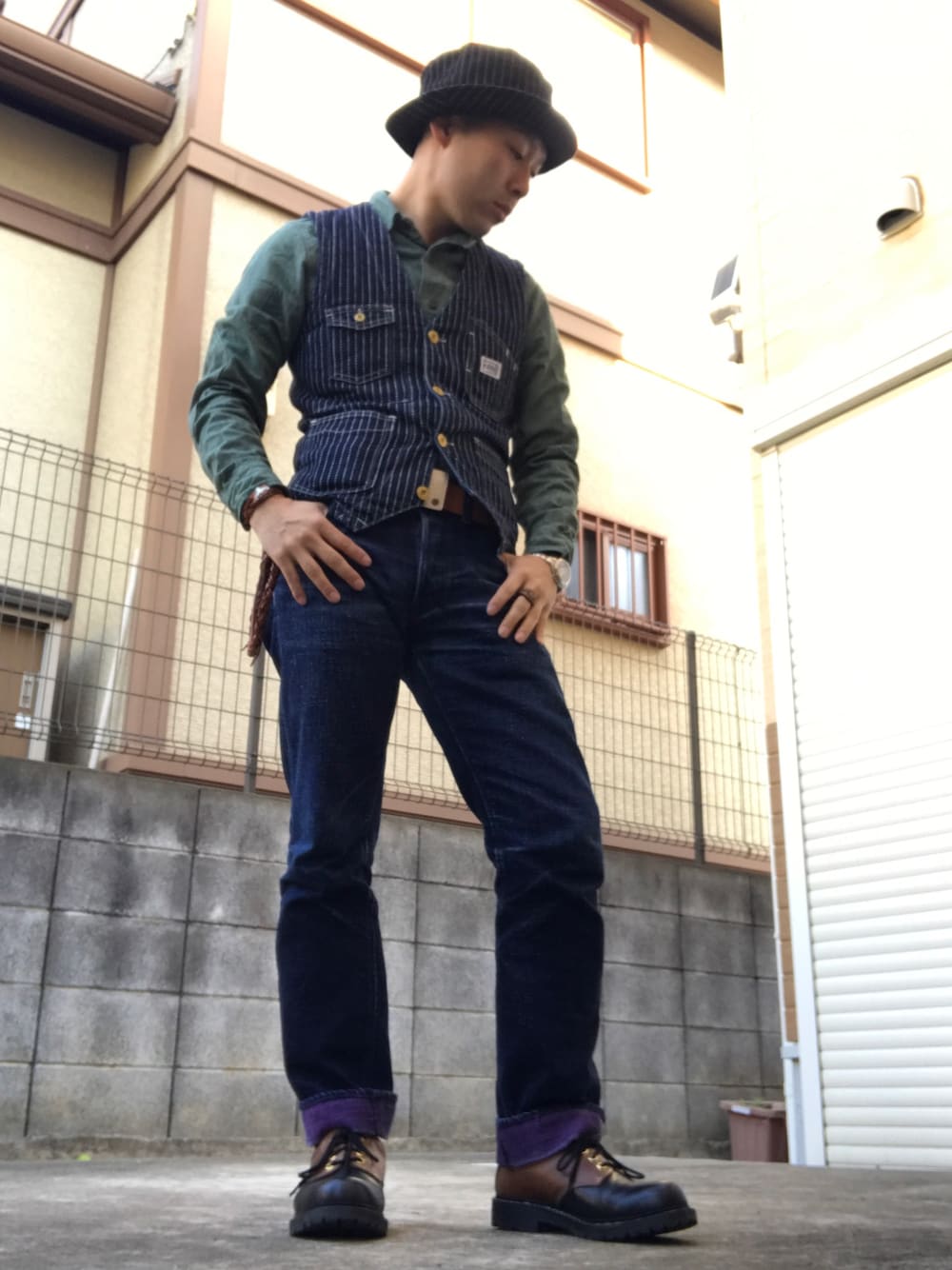 「ウォバッシュ、ハットコーデ、ベスト×シャツ、シャンブレーシャツ」｜「pure blue japanのアイテム（デニムパンツ、パープル系）」を使った、ーＡーさん（メンズ・164cm）の春コーディネートの1枚目の写真