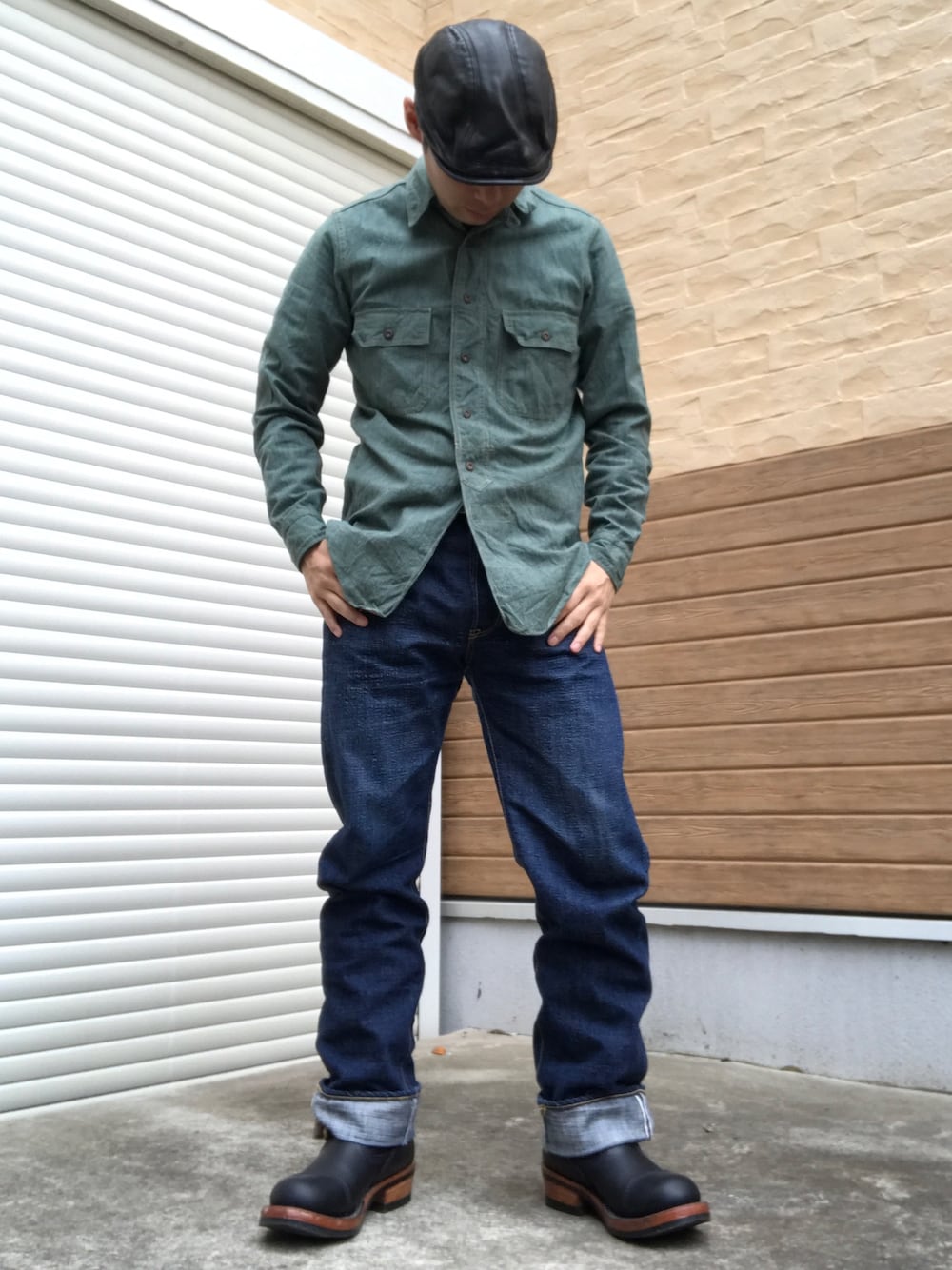 「ハンチング、エンジニアブーツ、シャンブレーシャツ、zerrows、freewheelers、鬼デニム」｜「鬼デニムのアイテム（デニムパンツ、ブルー系）」を使った、ーＡーさん（メンズ・164cm）の夏コーディネートの1枚目の写真