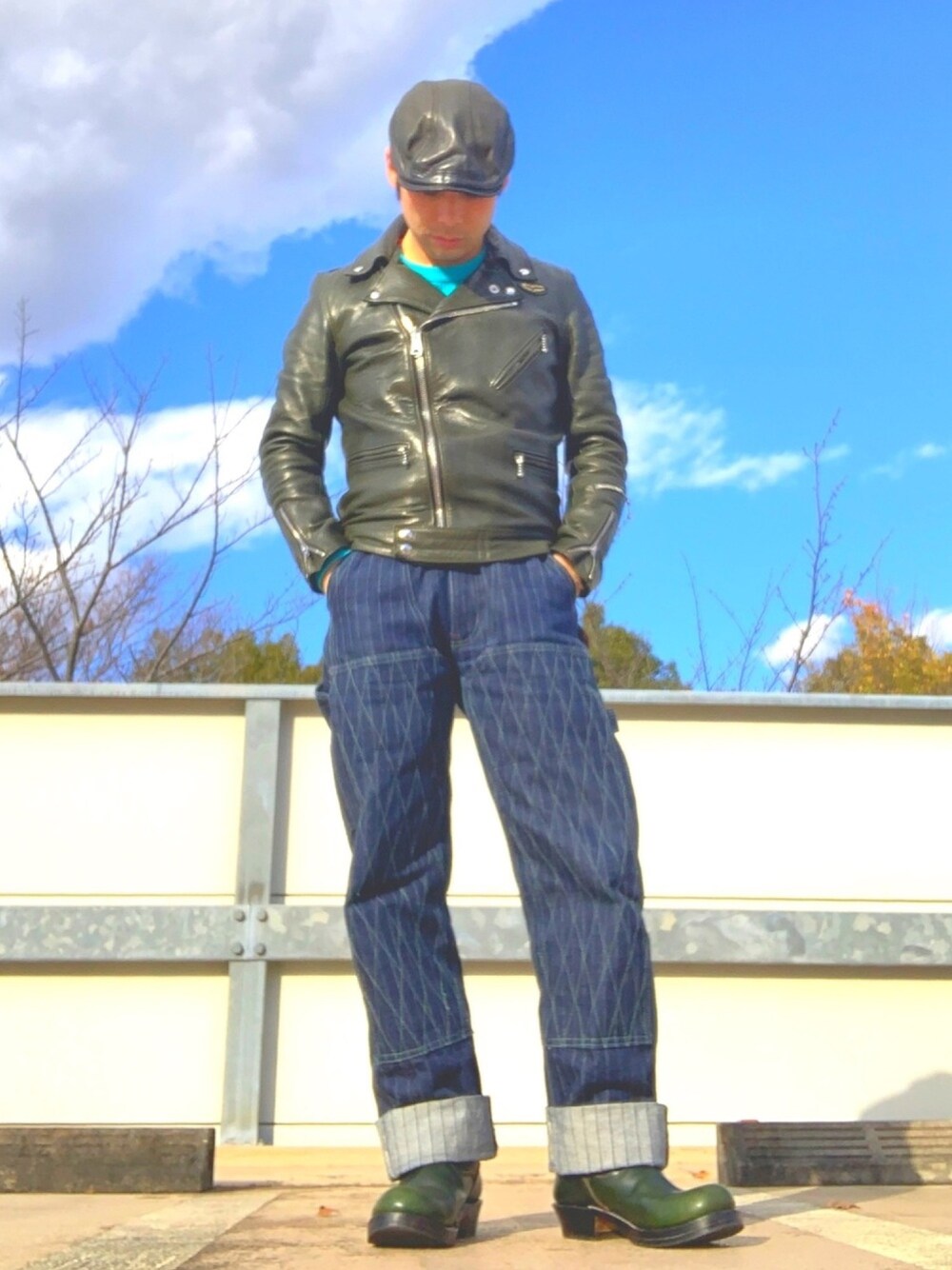 「革ジャン、ルイスレザー、LEWISLEATHERS、エンジニアブーツ、お気に入り、新年一発目、オーバーオール、グリーンコーデ」｜「HEAVY GAUGEのアイテム（ハンチング/ベレー帽、ブラック系）」を使った、ーＡーさん（メンズ・164cm）の冬コーディネートの1枚目の写真
