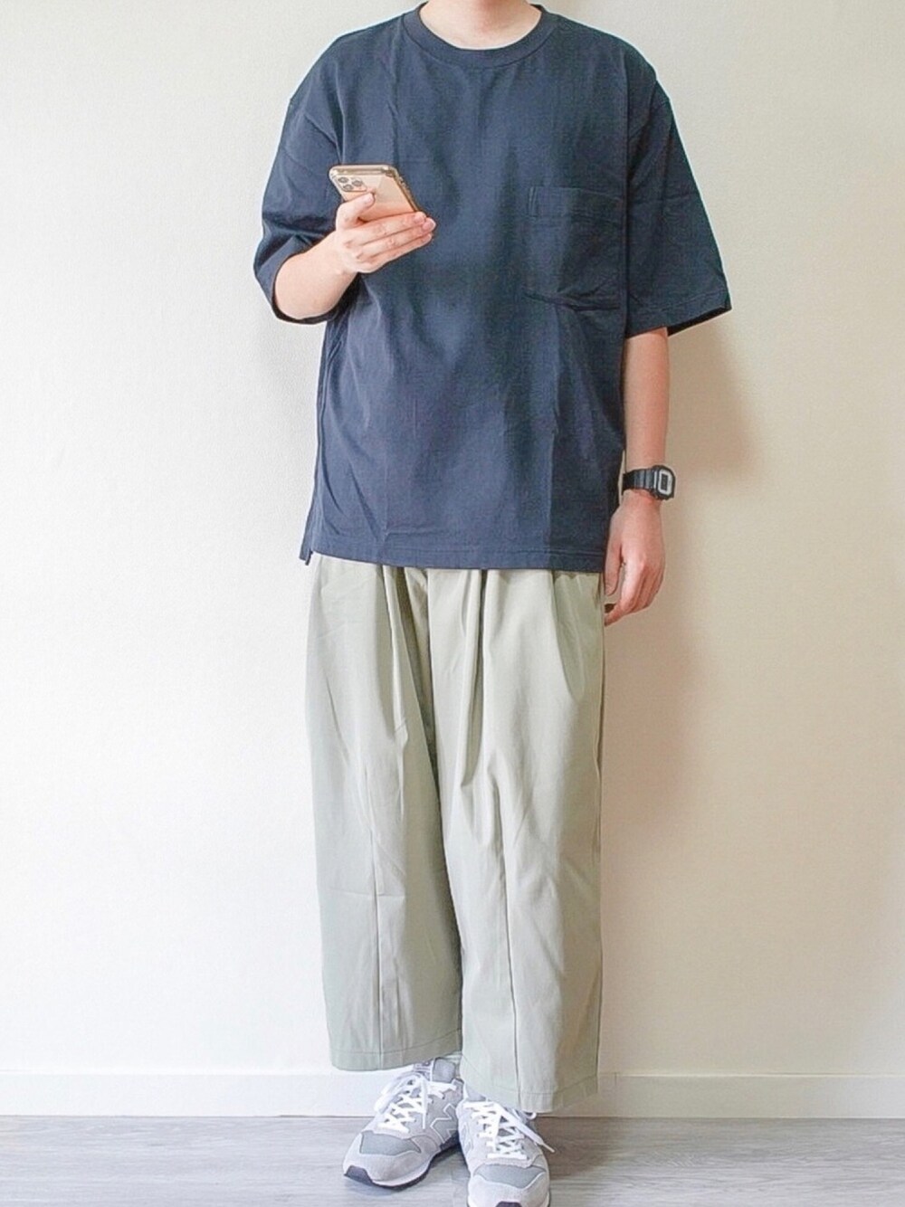 「今日のコーデ、春夏コーデ、夏コーデ、大人カジュアル、ラフスタイル、きれいめカジュアル、UNIQLO、ワイドパンツ、スニーカー、シャツスタイル」｜「UNIQLOのオーバーサイズクルーネックT（半袖）（Tシャツ/カットソー、ブルー系）」を使った、やじさん（メンズ・171cm）の夏コーディネートの1枚目の写真