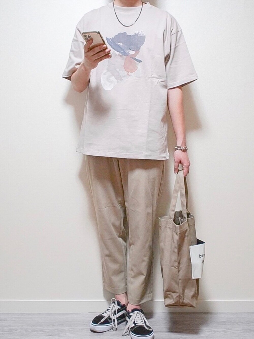 「夏コーデ、ペールトーン、アートグラフィック、シンプル、ベージュコーデ、アンクルパンツ、シンプルスタイル、Tシャツ、スニーカーコーデ、きれいめカジュアル」｜「WYM LIDNMの【WYM LIDNM】ART GRAPHIC-TEE/カットソー（Tシャツ/カットソー、ベージュ系）」を使った、やじさん（メンズ・171cm）の夏コーディネートの1枚目の写真