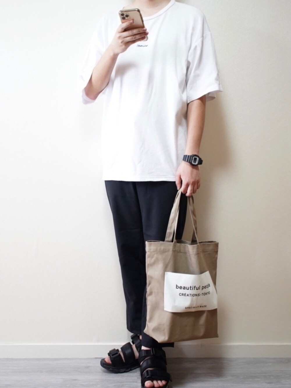 「夏コーデ、シンプルコーデ、ブラック、夏だ！Tシャツ着よう！、モノトーンコーデ、スポーツサンダル、アンクルパンツ、GU、モノトーン、プチプラ」｜「remerの"remer"loose logo TEE/ "remer"ルーズロゴT（Tシャツ/カットソー、ホワイト系）」を使った、やじさん（メンズ・171cm）の夏コーディネートの1枚目の写真