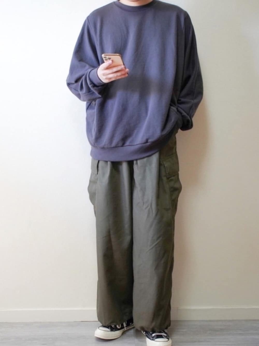 「春めきシューズ、春服、スニーカーコーデ、ゆるコーデ、カーゴパンツ、スウェット、プチプラ、ct70、アースカラー、スウェットコーデ」｜「ACE SHOPのドルマンスリーブ　オーバーサイズ　裏毛プルオーバー（スウェット、グレー系）」を使った、やじさん（メンズ・171cm）の春コーディネートの1枚目の写真