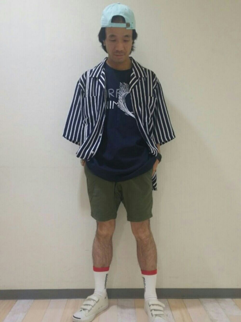 ブルー系のシャツ/ブラウス、ブルー系のTシャツ/カットソー、グリーン系のパンツを着用したメンズの夏コーディネートの1枚目の写真