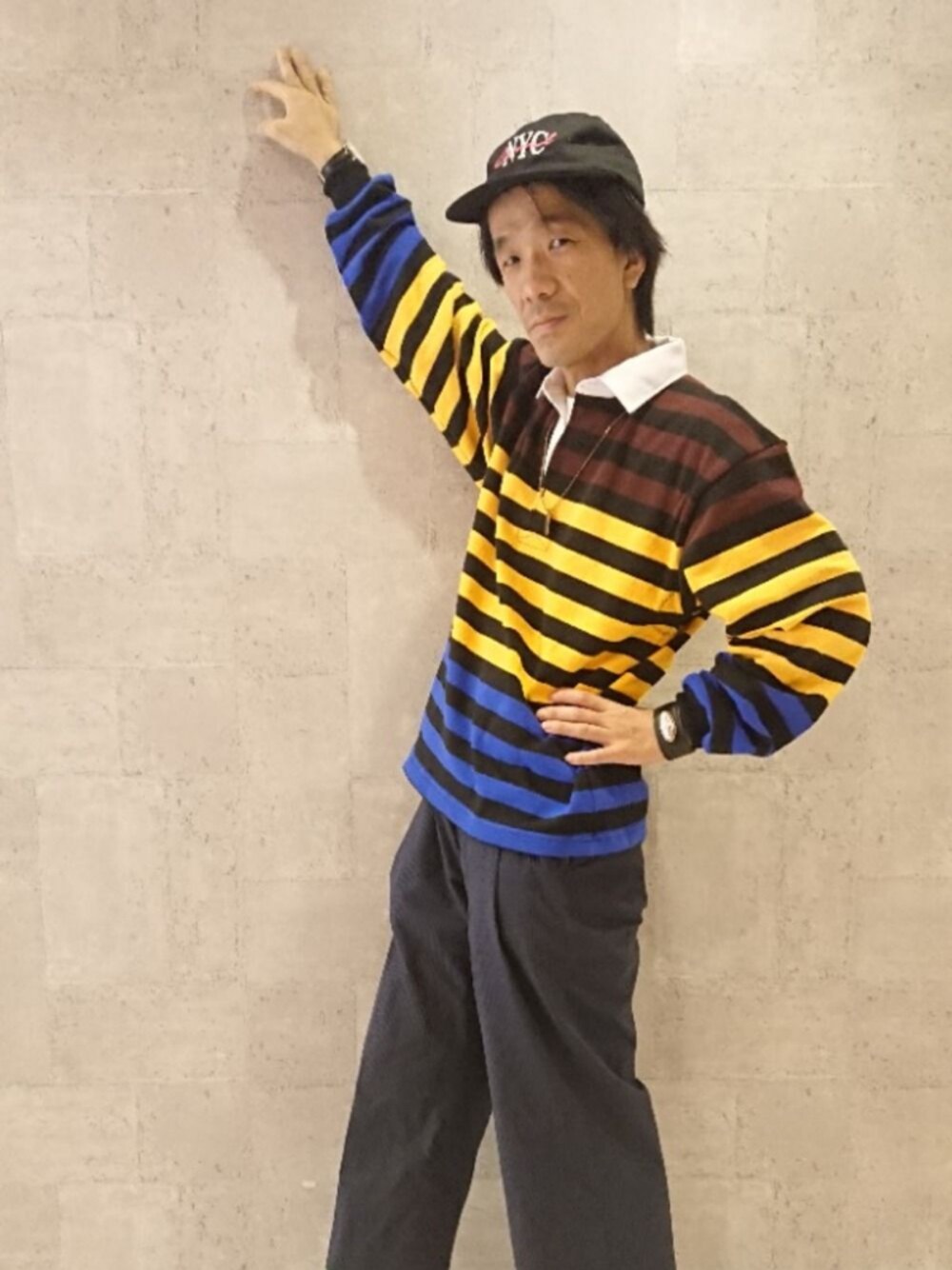 「Adam et Rope'、アニエスベー、キャメル」｜「ADAM ET ROPE'の【CANAL NEWYORK】 ”LIP STIC” ADULT HEADWEAR（キャップ、ブラック系）」を使った、じゅんさん（メンズ・167cm）の秋コーディネートの1枚目の写真