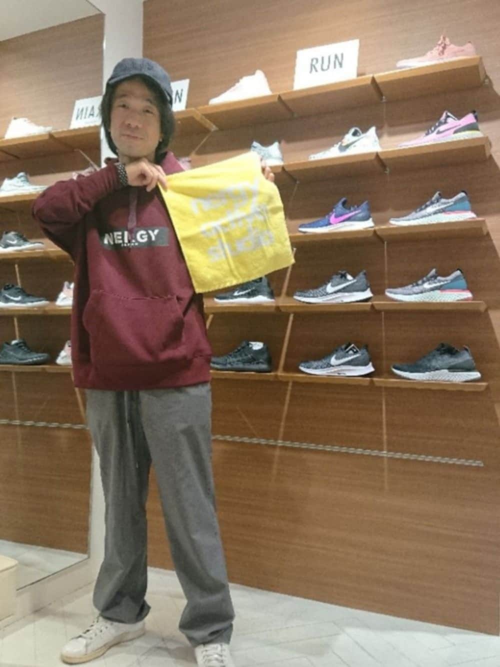 「nergy、スリーショット、ツーショット」｜「NERGYのコーデュロイキャップ（キャップ、ブラック系）」を使った、じゅんさん（メンズ・167cm）の冬コーディネートの1枚目の写真