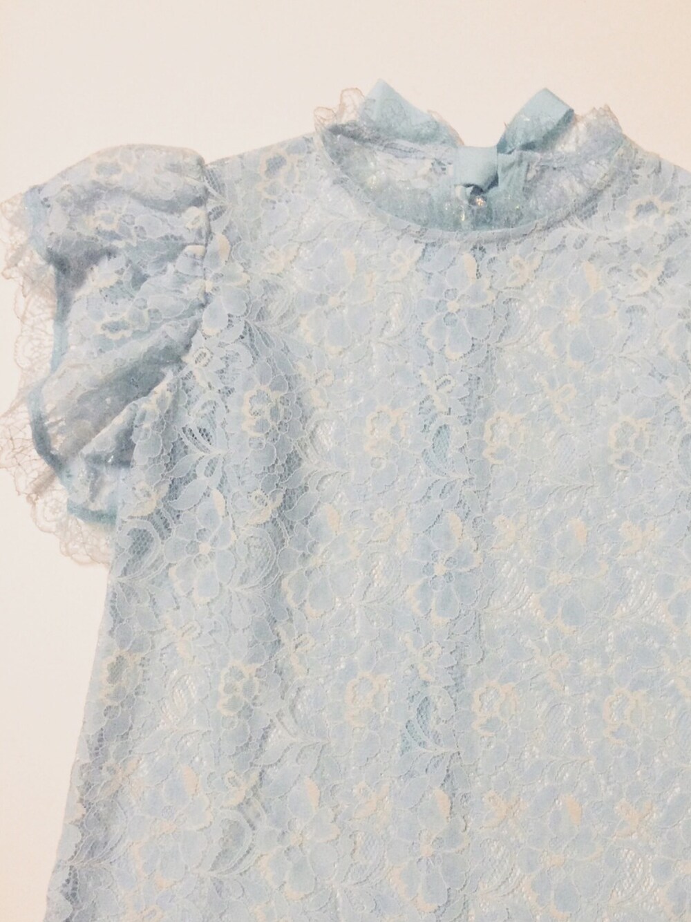 「オトナ女子、シンプル、ootd、デニムパンツ、ヴィンテージ、ロマンチック、オトナカワイイ、レース、ブルー、甘辛mix」｜「first closetのアイテム（シャツ/ブラウス、ブルー系）」を使った、hikaruさん（レディース・162cm）の冬コーディネートの1枚目の写真