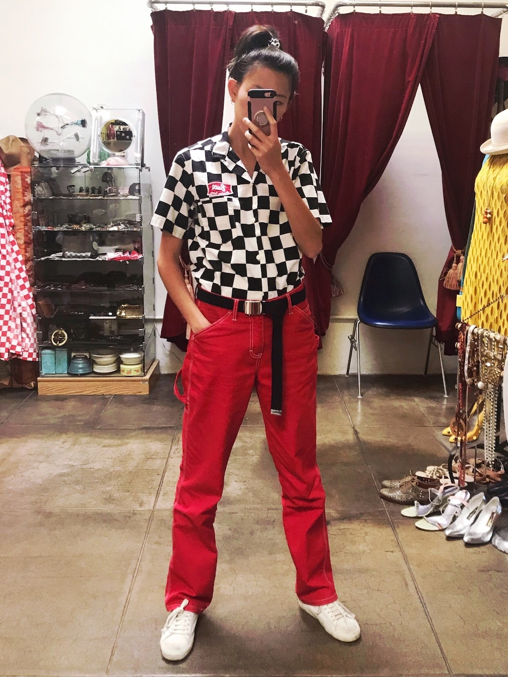 「チェッカーフラッグ、nylonjapan、赤パンツ、派手パンツ、カーズ、ディッキーズ(Dickies)、レーサー、レースコーデ、アメカジ、しましま」｜「THE REAL McCOY'Sのアイテム（シャツ/ブラウス、ブラック系）」を使った、Natsuki Tanakaさん（レディース・170cm）の夏コーディネートの1枚目の写真
