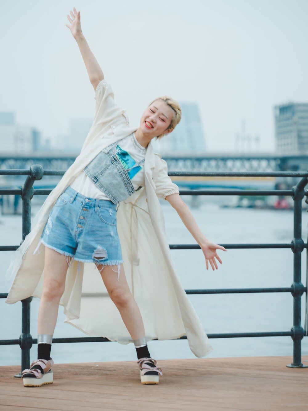 「カジュアルコーデ、デニムパンツ、ボーイッシュ、大人ガーリー、ホワイトコーデ、お洒落さんとつながりたい、ミックススタイル」｜「jouetieのハーフスリーブチュールライダースワンピース（ワンピース、ホワイト系）」を使った、Momoeさん（レディース・160cm）の夏コーディネートの1枚目の写真