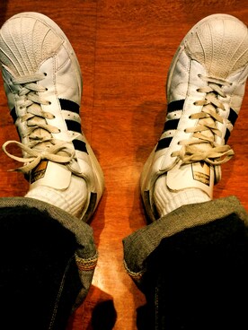 「adidas（アディダス）のアイテム（スニーカー、ホワイト系）」を使った、Yvintage9さん（メンズ・172cm）の冬コーディネート