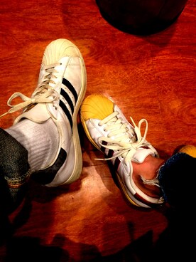 「adidas（アディダス）のアイテム（スニーカー、ホワイト系）」を使った、Yvintage9さん（メンズ・172cm）の冬コーディネート