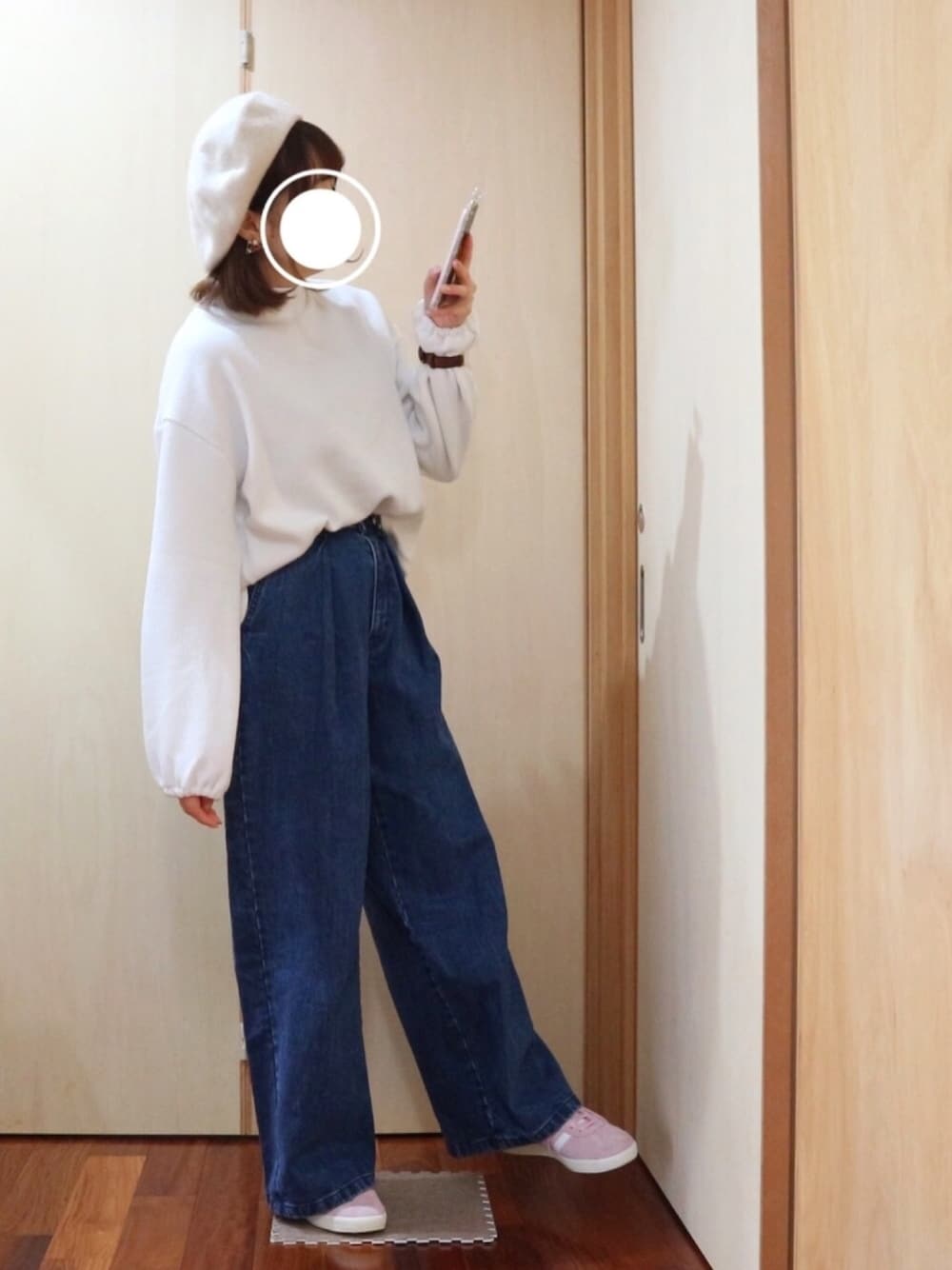 ホワイト系のTシャツ/カットソー、ピンク系のスニーカー、ブルー系のパンツを着用したレディースの秋コーディネートの1枚目の写真