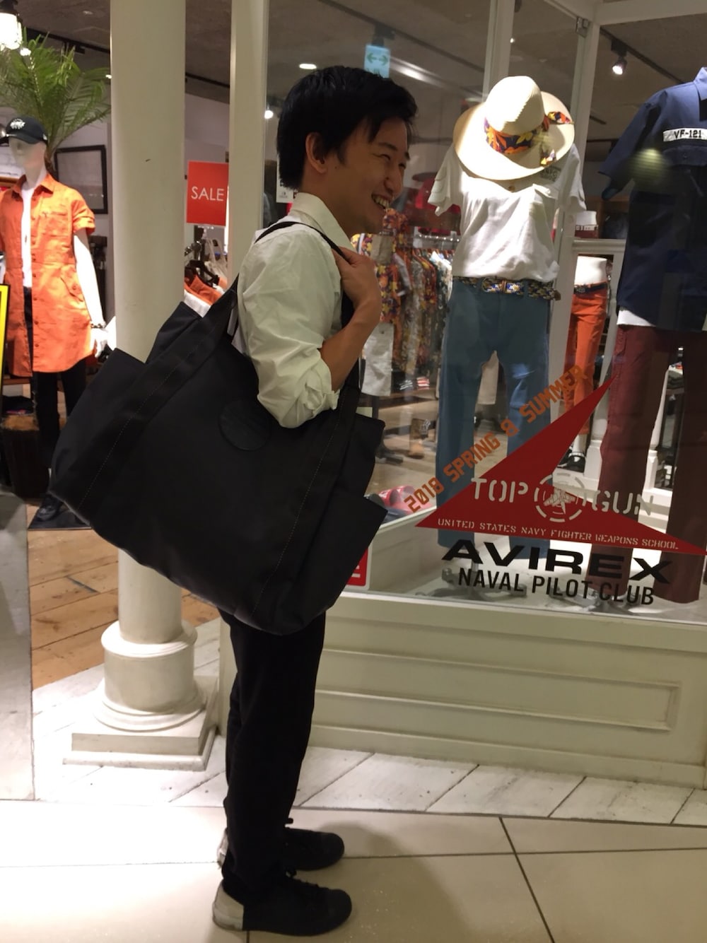 ブラック系のトートバッグを着用したメンズの夏コーディネートの1枚目の写真