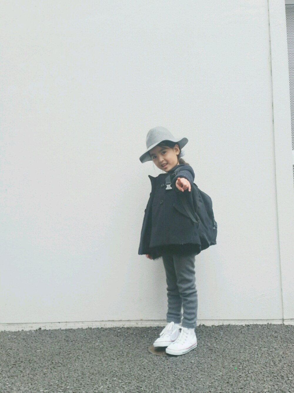 「しまむら、birthday、冬コーデ、kids、冬、カジュアル、ハット、converse、コンバース ハイカット、シンプル」｜「Birthdayのリブニットパンツ（その他パンツ、グレー系）」を使った、mihoさん（キッズ・110cm）の冬コーディネートの1枚目の写真