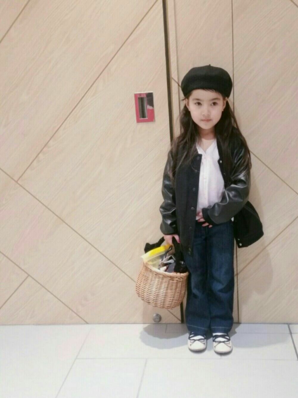 ブルー系のデニムパンツ、ピンク系のパンプスを着用したキッズの春コーディネートの1枚目の写真