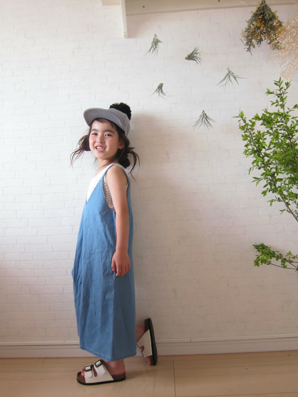 「カジュアルコーデ、キッズコーデ、女の子、サンダル、デニム、キャップ、キャップ女子、ZARA KIDS、DONOBAN、ガウチョオールインワン」｜「DONOBANのアイテム（つなぎ/オールインワン、ブルー系）」を使った、mihoさん（キッズ・110cm）の春コーディネートの1枚目の写真