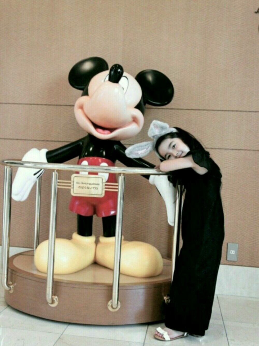「kids、夏、おんなのこ、シンプル、プティマイン(petit main)、オールインワン、肩フリル、うさ耳、サンダル、kidsfashion」｜「ZARA KIDSのアイテム（サンダル、ホワイト系）」を使った、mihoさん（キッズ・110cm）の春コーディネートの1枚目の写真