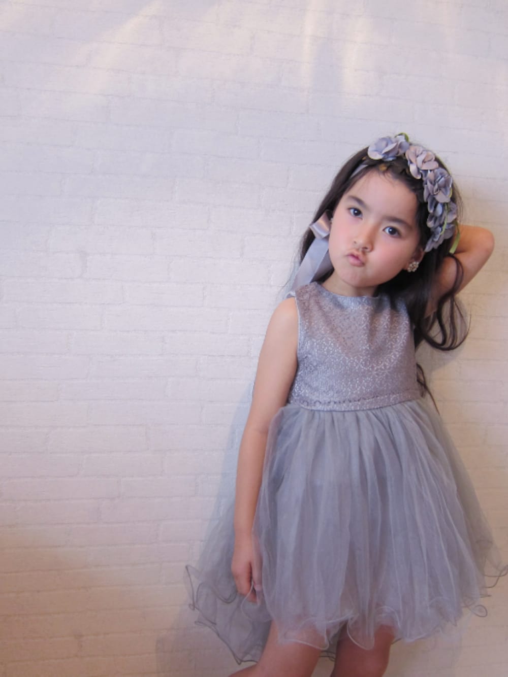 「キッズコーデ、kids、オケージョン、オケージョンスタイル、キッズドレス、結婚式、結婚式 ワンピース、リングガール、アシンメトリー、おだんごヘアー」｜「DONOBANのアイテム（ドレス、グレー系）」を使った、mihoさん（キッズ・110cm）の夏コーディネートの1枚目の写真
