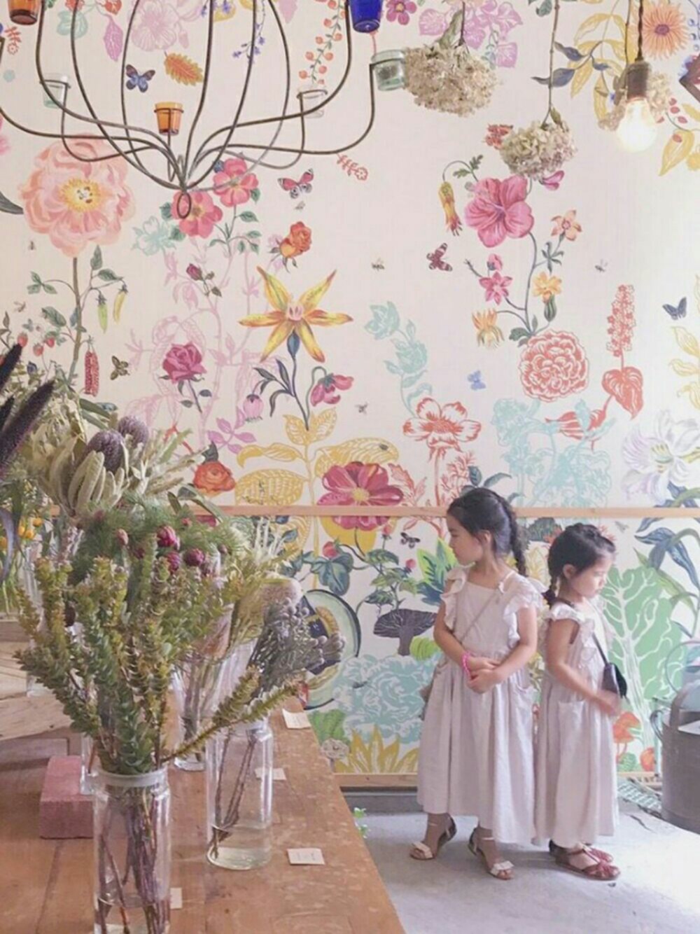 「おそろいコーデ、プチプラコーデ、シンプル、ゆるコーデ、ワンピース、韓国子供服、kidsfashion、おんなのこ、キッズファッション、リンクコーデ」｜「ZARA KIDSのアイテム（サンダル、ホワイト系）」を使った、mihoさん（キッズ・110cm）の夏コーディネートの1枚目の写真