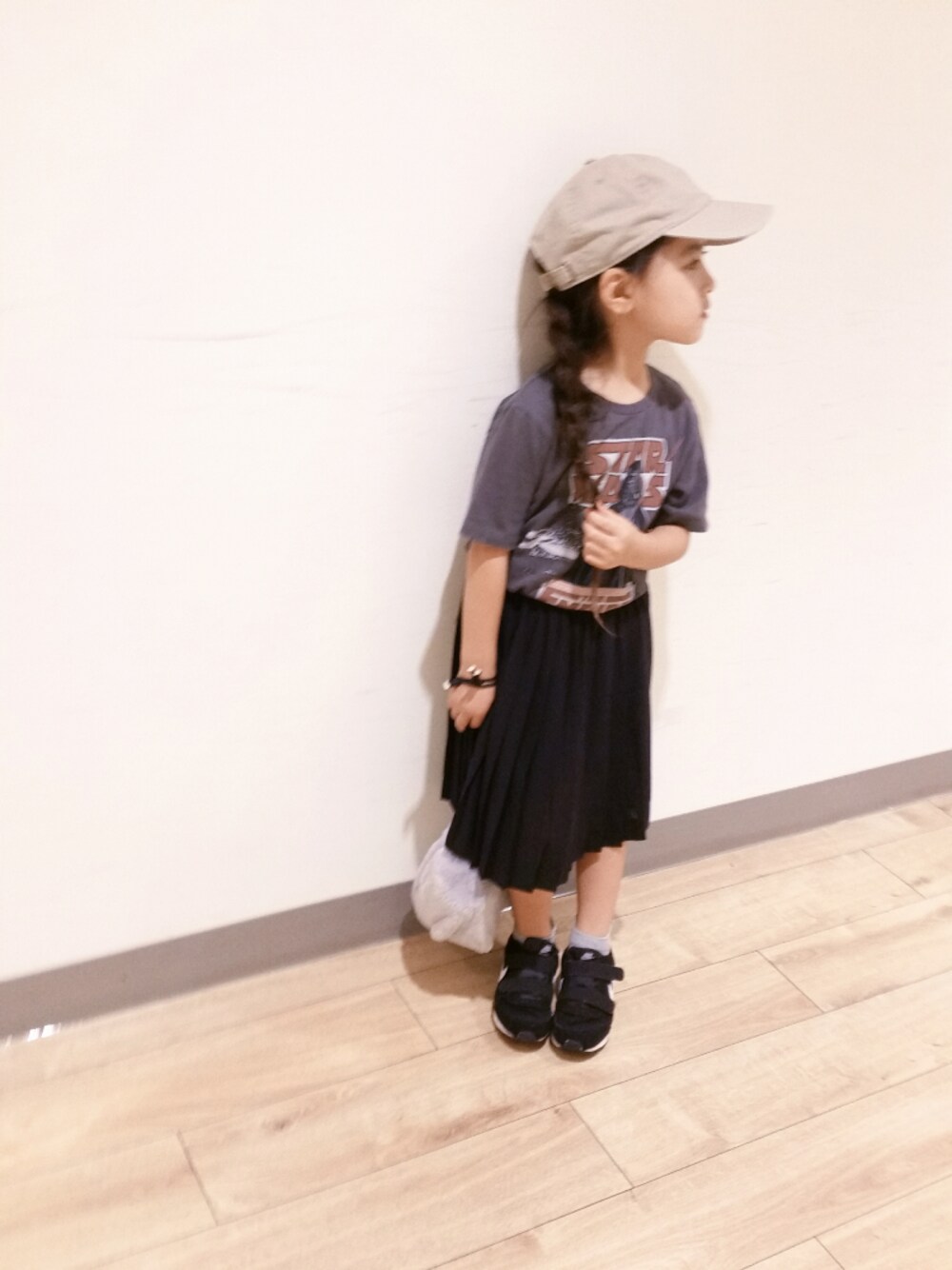 ブラック系のスニーカー、グレー系のTシャツ/カットソー、グレー系のバッグを着用したキッズの秋コーディネートの1枚目の写真