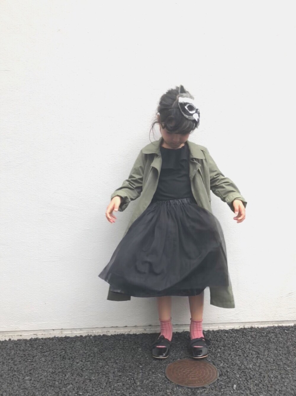「キッズ、休日スタイル、シンプルコーデ、女の子、プチプラコーデ、キッズコーデ、小学生、ハロウィン、ハロウィンコーデ、トレンチコート」｜「3coinsのアイテム（その他小物、グレー系）」を使った、mihoさん（キッズ・110cm）の秋コーディネートの1枚目の写真