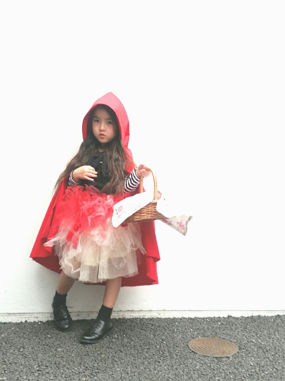 「ハロウィンコーデ、おんなのこ、赤ずきん、ハロウィン、マント、handmade、赤ずきんちゃん、halloween、HALLOWEEN2016、WEAR HALLOWEEN 2016」｜「GUのアイテム（ドレスシューズ、ブラック系）」を使った、mihoさん（キッズ・110cm）の秋コーディネートの1枚目の写真