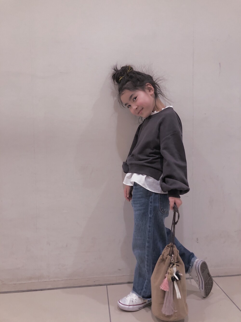 「デニム、キッズファッション、シンプルコーデ、デニムパンツ、ワイドデニム、小学生、おだんごヘアー、フリルトップス、コンバース、converse」｜「Handmadeのアイテム（ヘアゴム、イエロー系）」を使った、mihoさん（キッズ・120cm）の冬コーディネートの1枚目の写真