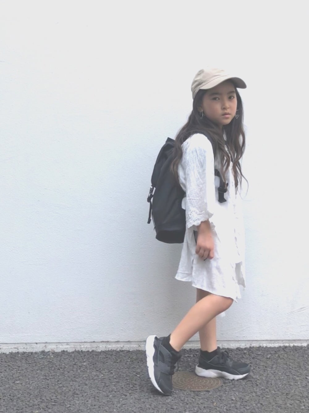 「ナイキスニーカー、ハラチ、NIKE、ptite main、レースガウン、キャップ、キャップ女子、ミニスカート、バックパック、ベージュ」｜「petit mainのレース付きロング丈羽織り（カーディガン/ボレロ、ホワイト系）」を使った、mihoさん（キッズ・120cm）の春コーディネートの1枚目の写真