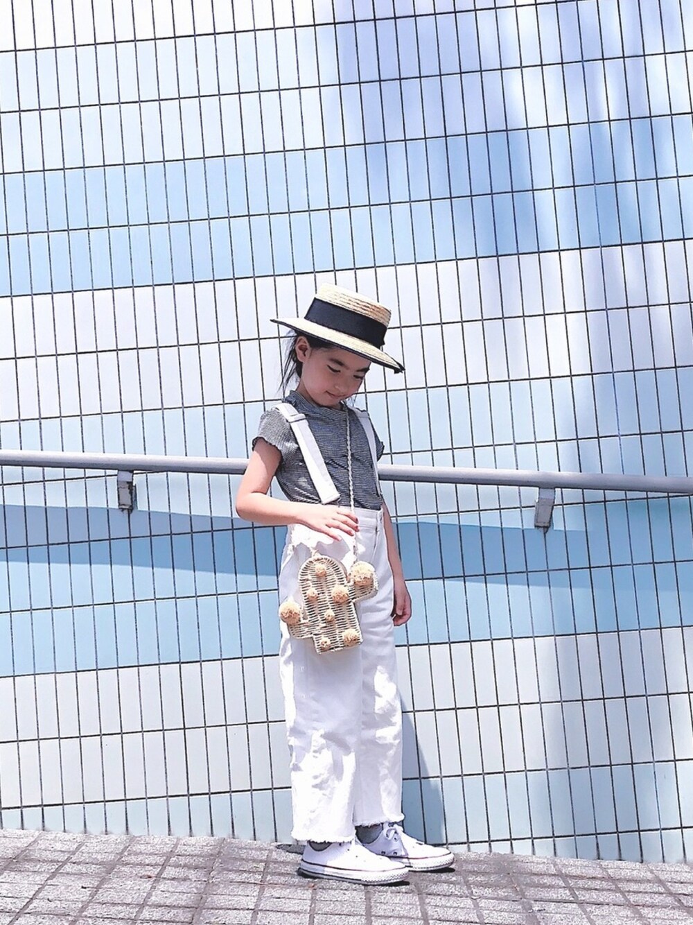 ホワイト系のデニムパンツ、ホワイト系のスニーカー、ベージュ系のハットを着用したキッズの春コーディネートの1枚目の写真