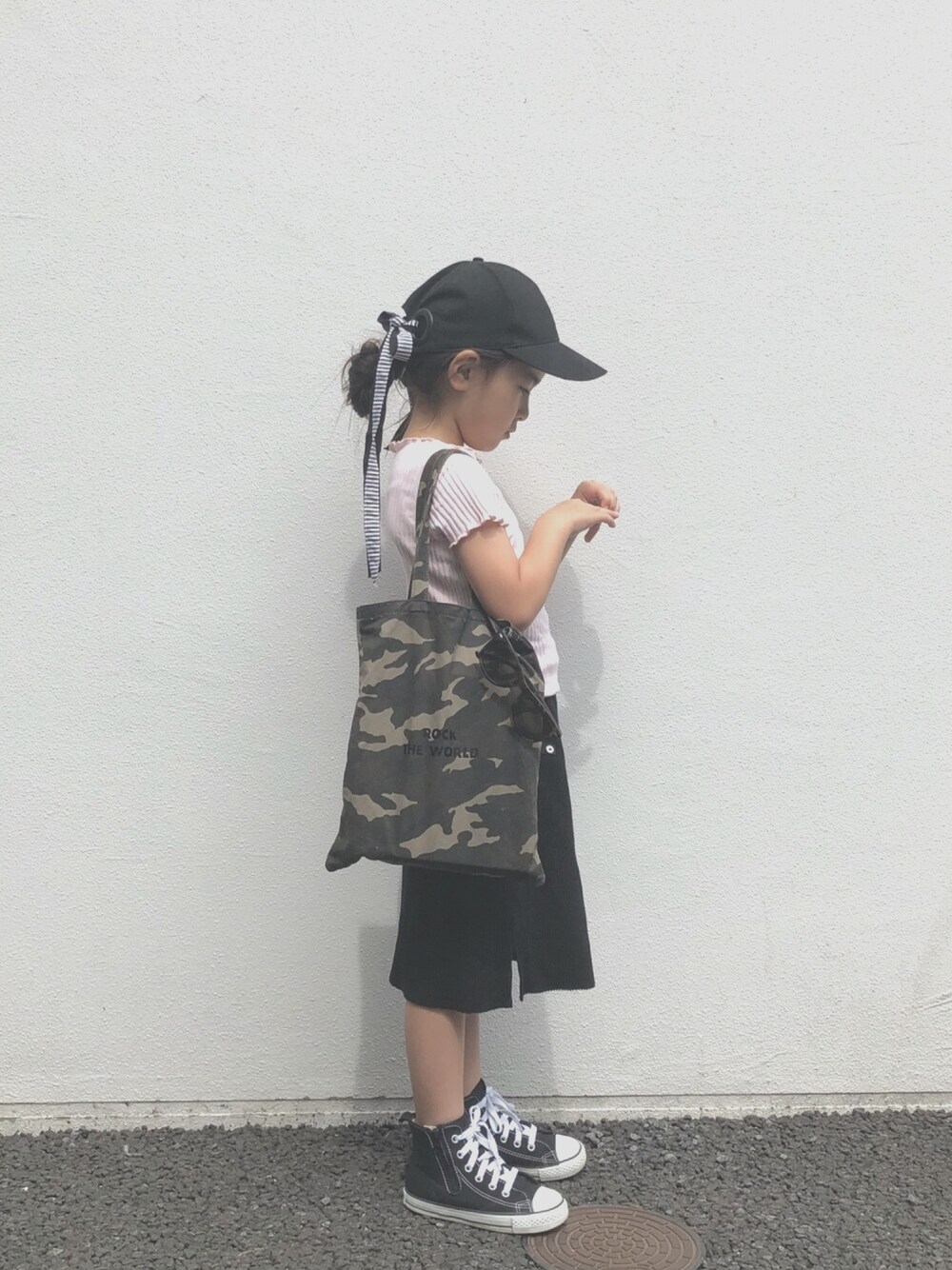 「リブT、リブトップス、ピンク、ピンクTシャツ、リブスカート、タイトスカート、リボンキャップ、コンバース、converse、トートバッグ」｜「GLOBAL WORKの【キッズ】プリントトートバッグ/727782（トートバッグ、グリーン系）」を使った、mihoさん（キッズ・120cm）の夏コーディネートの1枚目の写真