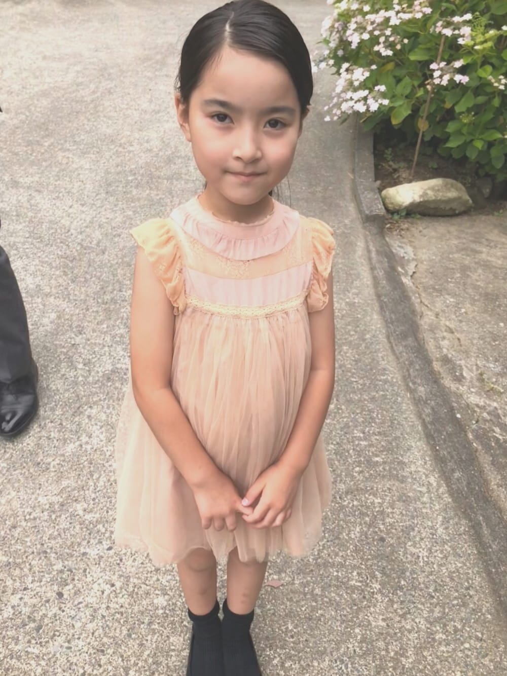 「おめかしコーデ、おめかし、チュールワンピ、ピンクベージュ、お食事会、kidsfashion、レースワンピース、オケージョン、ワンピース、オケージョンスタイル」｜「韓国子供服のアイテム（ワンピース、ピンク系）」を使った、mihoさん（キッズ・120cm）の夏コーディネートの1枚目の写真