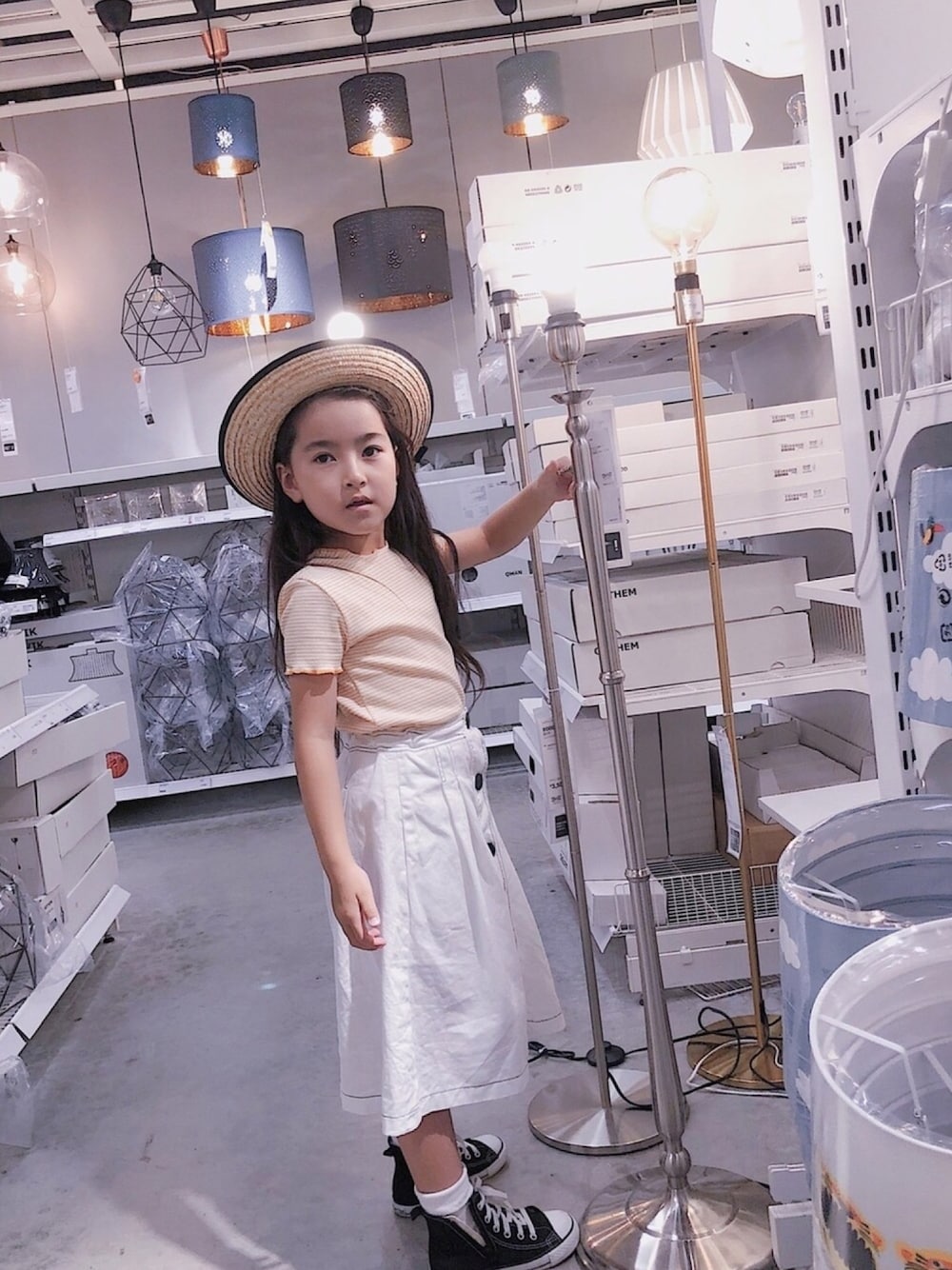 「細ボーダー、女の子コーデ、カンカン帽、麦わら帽子、帽子、黄色、ボタンスカート、ロングスカート、コンバース ハイカット、夏セールで買いました」｜「ZARA KIDSのアイテム（スカート、ホワイト系）」を使った、mihoさん（キッズ・120cm）の夏コーディネートの1枚目の写真