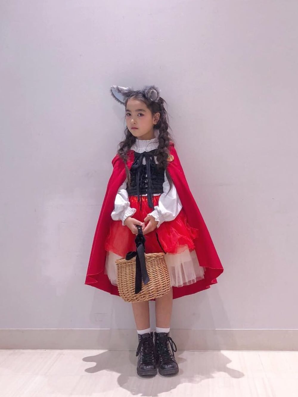「wearhalloween2018、ハロウィン、ハロウィンコーデ、赤ずきん、オオカミ、耳つき、狼、みつあみ、ポンチョ、handmade」｜「楽天のアイテム（コスチューム/パーティーグッズ、グレー系）」を使った、mihoさん（キッズ・120cm）の秋コーディネートの1枚目の写真