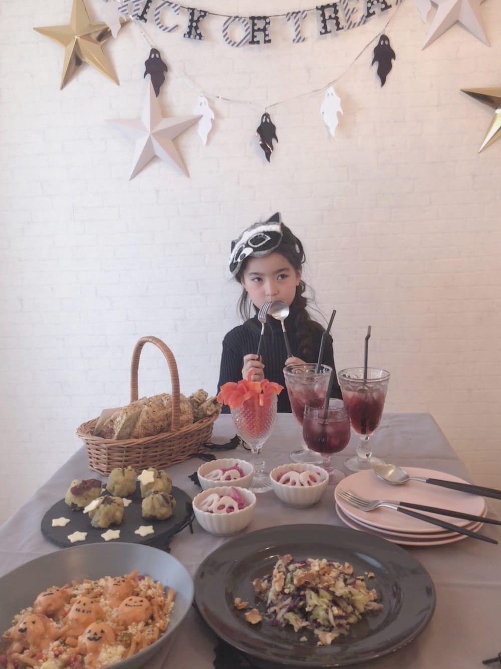 「ハロウィンパーティー、パーティースタイル、女の子コーデ、お面、ハロウィン、ハロウィンコーデ、ハロウィンメイク、wearhalloween2018、お家スタイル、リブハイネックT」｜「3coinsのアイテム（コスチューム/パーティーグッズ、ブラック系）」を使った、mihoさん（キッズ・120cm）の秋コーディネートの1枚目の写真