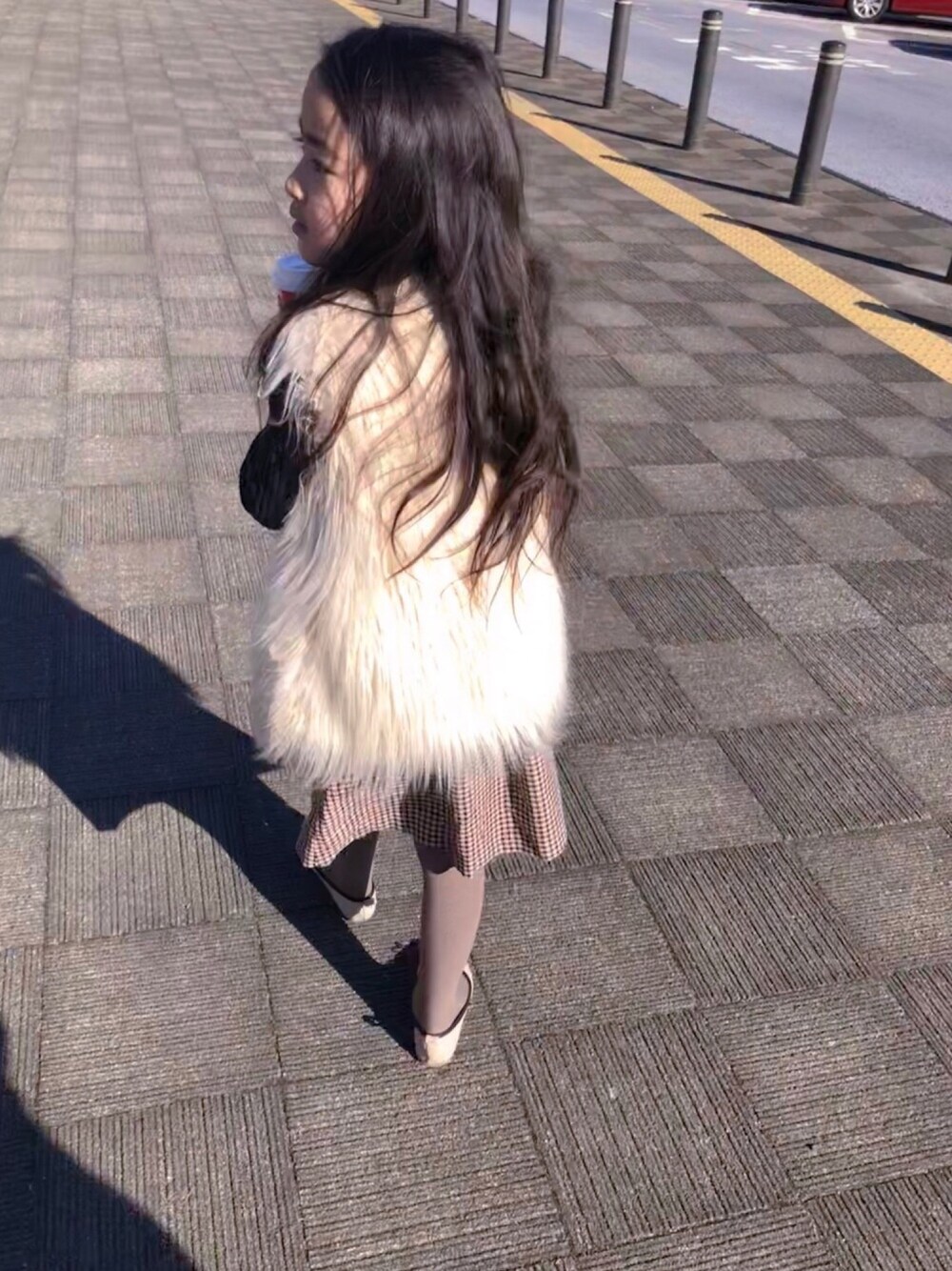 「ファーベスト、おんなのこ、女の子コーデ、チェックスカート、バレエシューズ、ロングヘアー、ZARA KIDS、ZARA、ザラジョ、ザラキッズ」｜「ZARA KIDSのアイテム（その他アウター、ホワイト系）」を使った、mihoさん（キッズ・120cm）の冬コーディネートの1枚目の写真