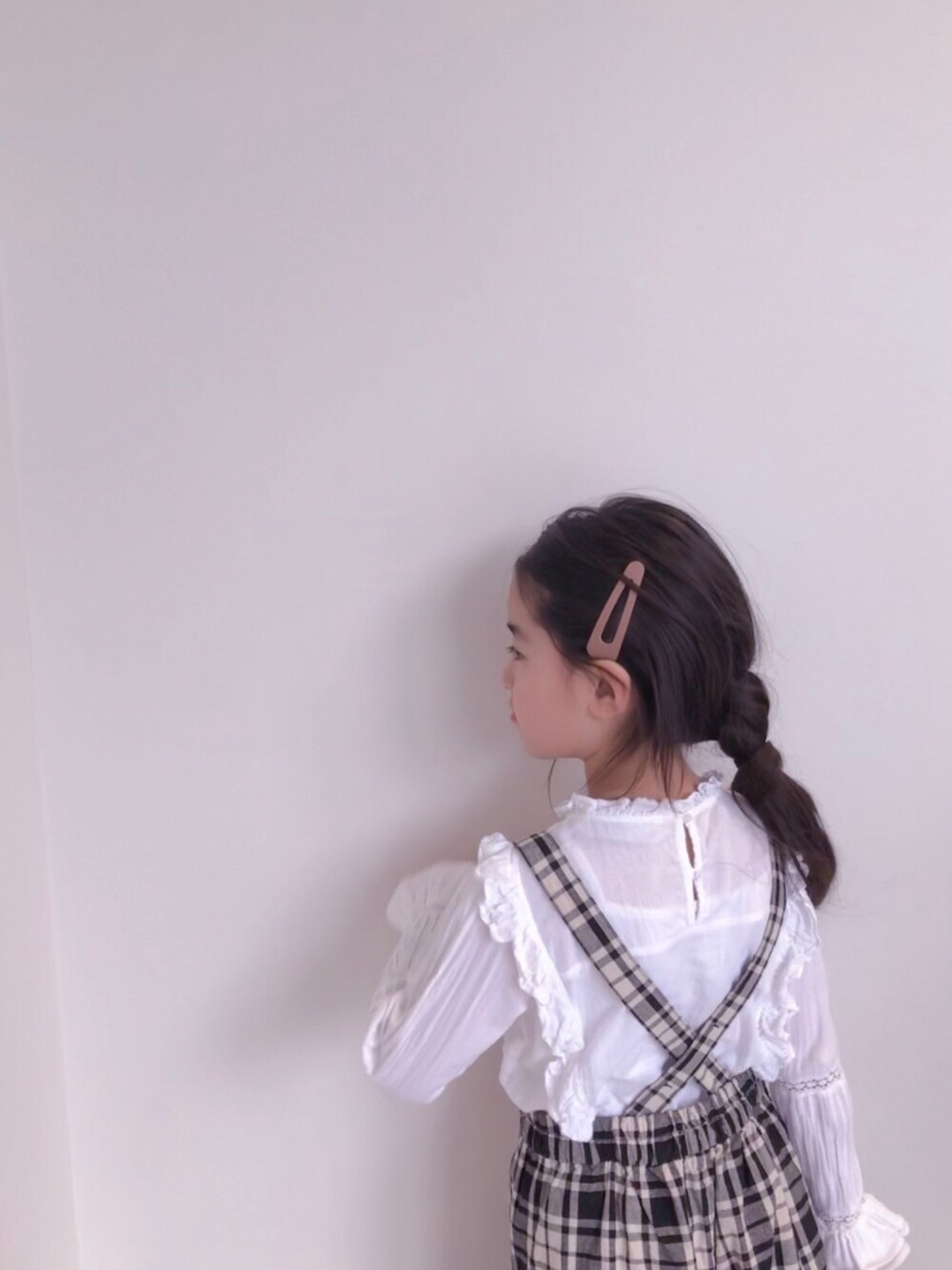 「女の子コーデ、kids、女の子、春コーデ、GU、レースブラウス、ブラウス、白ブラウス、フリルブラウス、サロペット」｜「ZARA KIDSのアイテム（シャツ/ブラウス、ホワイト系）」を使った、mihoさん（キッズ・120cm）の春コーディネートの1枚目の写真