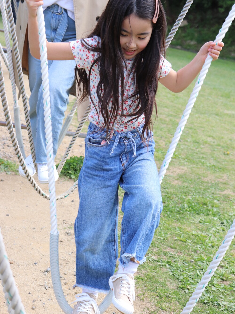 「公園、アスレチック、公園スタイル、カジュアルコーデ、女の子コーデ、スニーカー、しまむら、ZARA KIDS、ぱっちんピン、小花柄」｜「ZARA KIDSのアイテム（オールインワン・サロペット、ホワイト系）」を使った、mihoさん（キッズ・120cm）の春コーディネートの1枚目の写真