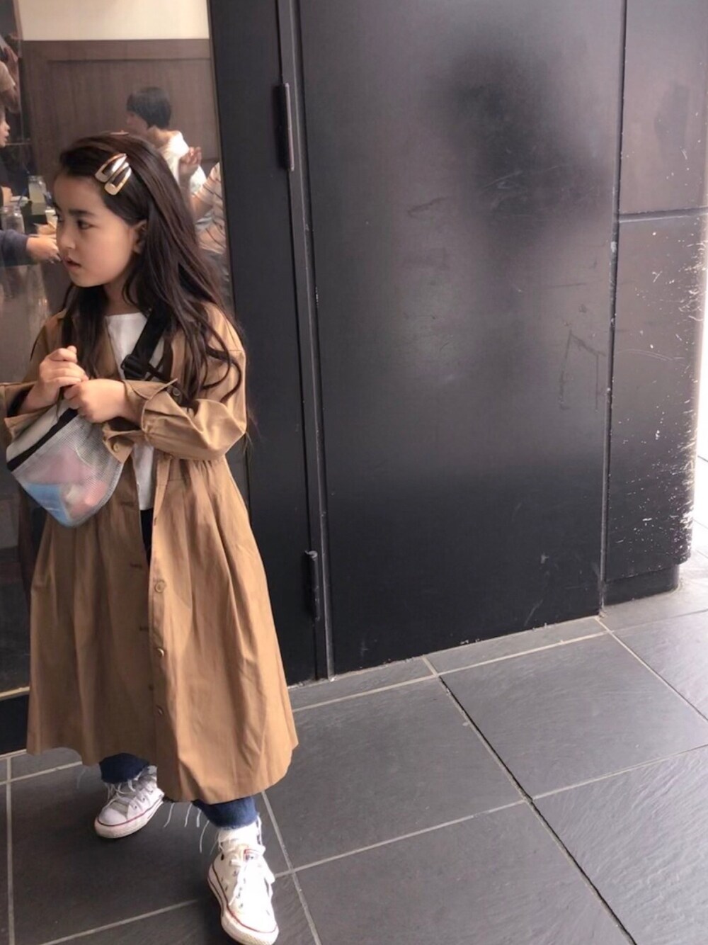 「女の子コーデ、白ブラウス、フリルトップス、デニム、コンバース、converse、トレンチコート、キッズファッション、カジュアル、ぱっちんピン」｜「SPINNSのクリアウエストポーチ（ボディバッグ/ウエストポーチ、その他）」を使った、mihoさん（キッズ・120cm）の春コーディネートの1枚目の写真