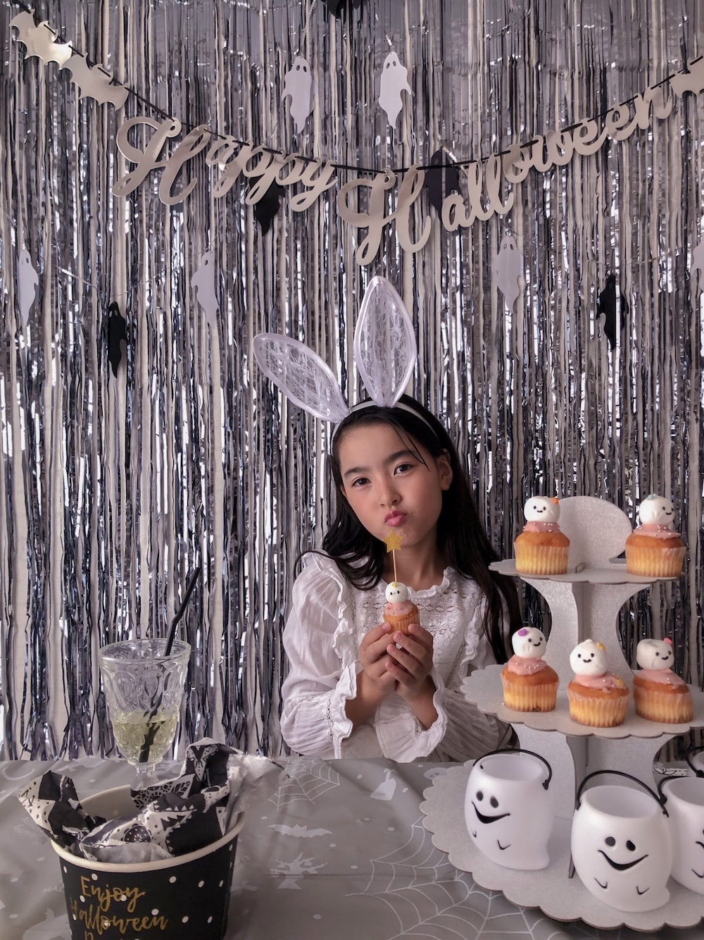 「wearhalloween2019、カジュアル、キッズファッション、パーティースタイル、パーティー、ホームパーティー、うさ耳、ハロウィン、ハロウィンコーデ、halloween」｜「3coinsのアイテム（カチューシャ、ホワイト系）」を使った、mihoさん（キッズ・128cm）の秋コーディネートの1枚目の写真