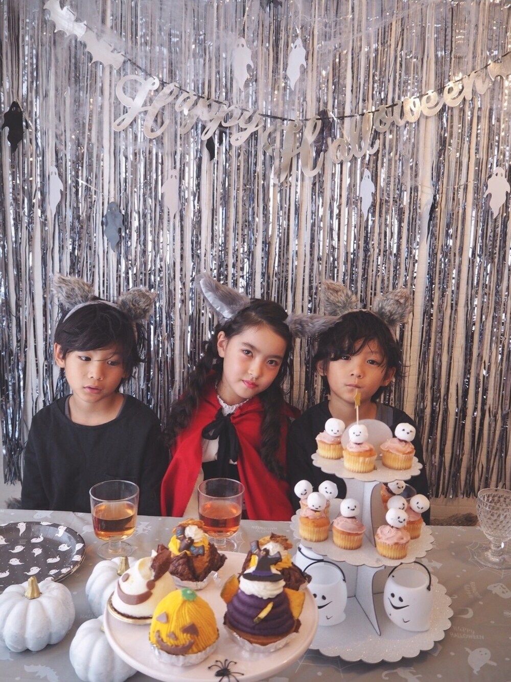 「wearhalloween2019、ハロウィンコーデ、ハロウィン、仮装、ハロウィンパーティー、ハンドメイド、コスチューム、赤ずきん、オオカミ、リンクコーデ」｜「楽天のアイテム（コスチューム/パーティーグッズ、グレー系）」を使った、mihoさん（キッズ・128cm）の秋コーディネートの1枚目の写真