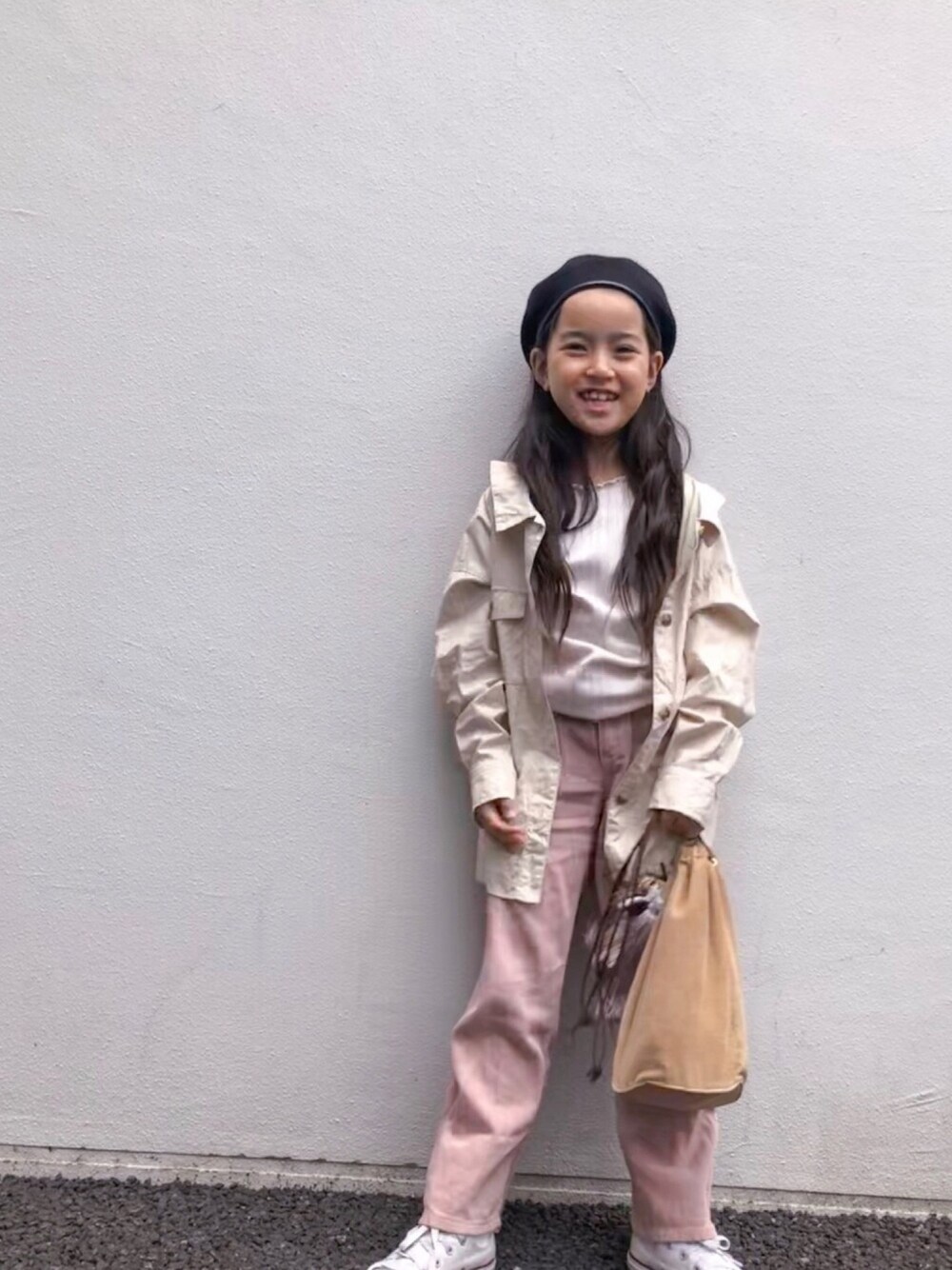 「グローバルワーク(GLOBAL WORK)、GLOBAL WORK、キッズファッション、ベレー帽、コンバース、ピンク、おしゃれさんと繋がりたい、ZARA KIDS、抜き襟、カジュアルコーデ」｜「ZARA KIDSのアイテム（その他パンツ、ピンク系）」を使った、mihoさん（キッズ・128cm）の秋コーディネートの1枚目の写真