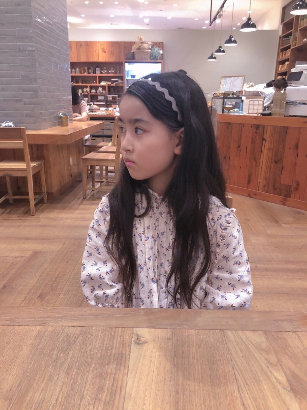 「ワンピース、ナチュラル、キッズコーデ、女の子、おんなのこ、小花柄ワンピース、小花柄、ナチュラルガーリー」｜「22jboutiqueのアイテム（パンプス、ブラウン系）」を使った、mihoさん（キッズ・128cm）の秋コーディネートの1枚目の写真