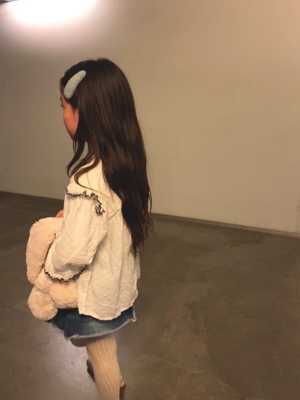 「年末WEAR感謝祭、キッズファッション、女の子、秋冬コーデ、冬コーデ、おんなのこ、小学生、シンプル、白タイツ、白ブラウス」｜「ZARA KIDSのアイテム（シャツ/ブラウス、ホワイト系）」を使った、mihoさん（キッズ・128cm）の冬コーディネートの1枚目の写真