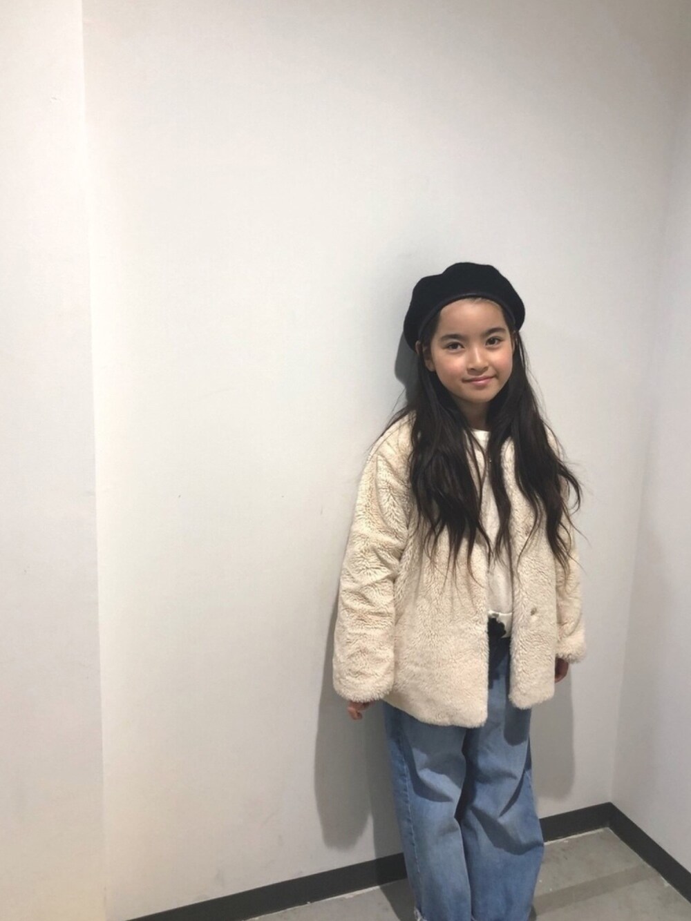 「年末WEAR感謝祭、定番スタイル、キッズファッション、女の子、冬コーデ、シンプル、ファーコート、デニム、デニムパンツ、ファージャケット」｜「GLOBAL WORKの【キッズ】ファーノーカラーコート/734432（その他アウター、ホワイト系）」を使った、mihoさん（キッズ・128cm）の冬コーディネートの1枚目の写真