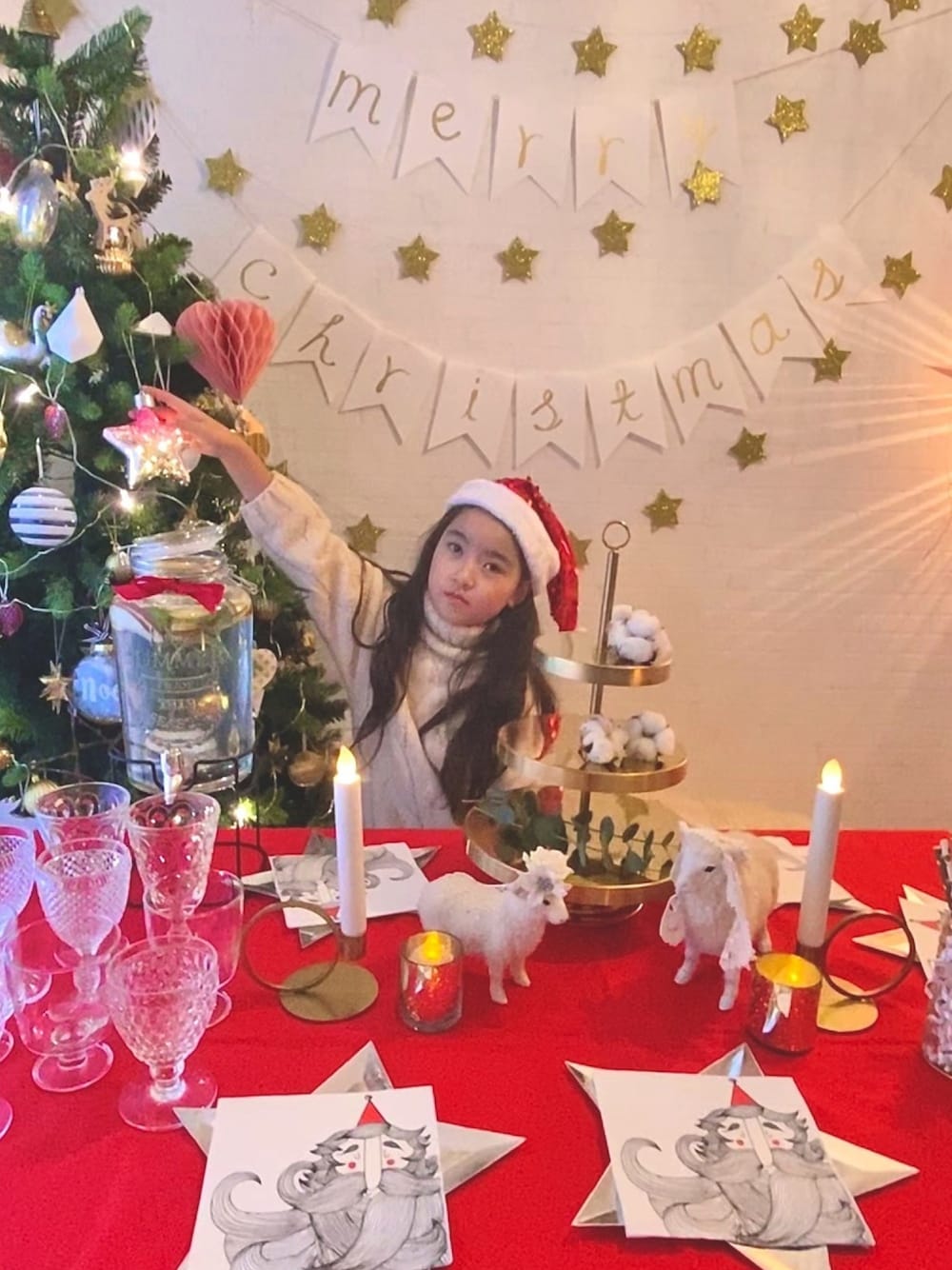 「クリスマス、クリスマスコーデ、シンプルコーデ、サンタクロース、おんなのこ、メリークリスマス、パーティースタイル、クリスマスイブ、サンタさん、白ニット」｜「DAISOのアイテム（コスチューム/パーティーグッズ、レッド系）」を使った、mihoさん（キッズ・128cm）の冬コーディネートの1枚目の写真