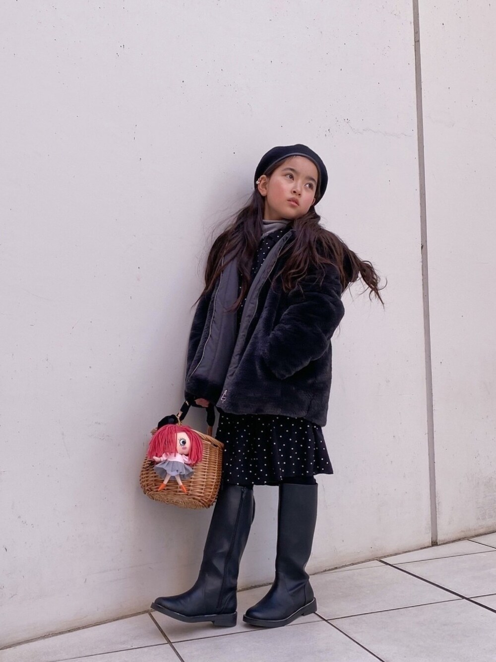 「休日スタイル、キッズコーデ、おんなのこ、ファーコート、ファージャケット、ロングブーツ、ZARA KIDS、GLOBAL WORK、ドット、ドットワンピ」｜「ZARA KIDSのアイテム（ブーツ、ブラック系）」を使った、mihoさん（キッズ・128cm）の冬コーディネートの1枚目の写真